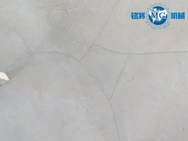 都說石膏基自流平抗開裂,可為啥到處開裂? 都說石膏基自流平抗開裂,可為啥到處開裂?